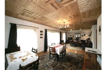 Polonia Privát Kopaniec, Exteriorul